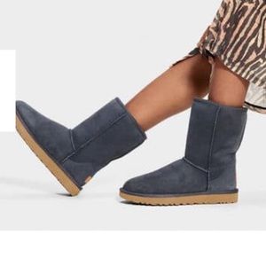 Classic short blue ugg fits size 7
